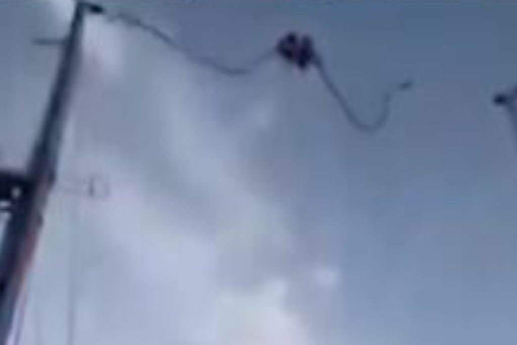 Pakao na vašaru: Pukla sajla na visini od 90 metara