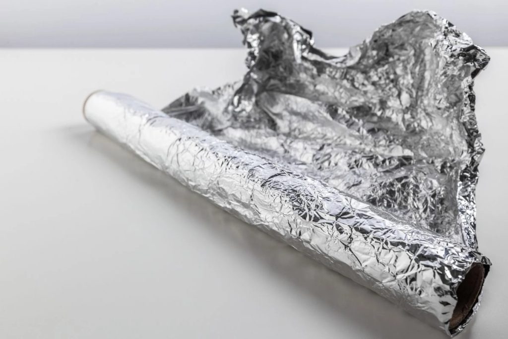 Ljudi masovno lijepe aluminijsku foliju na prozore: Evo zašto