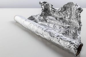 Ljudi masovno lijepe aluminijsku foliju na prozore: Evo zašto