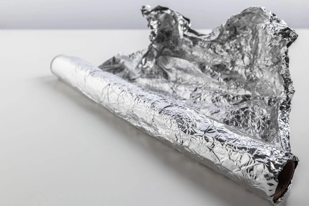 Ljudi masovno lijepe aluminijsku foliju na prozore: Evo zašto