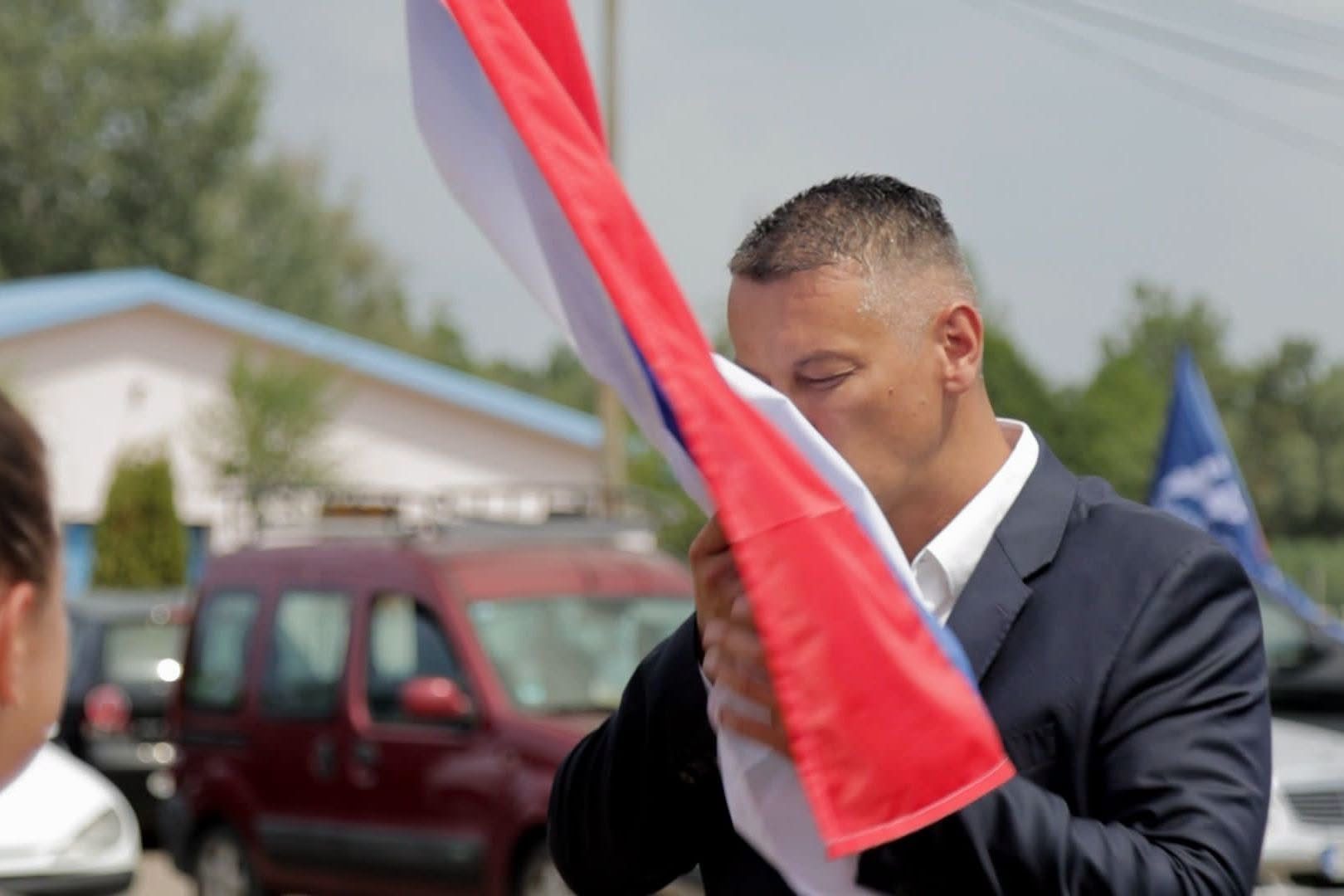 Nešić nakon paljenja zastave Republike Srpske: "Ne mrzimo vas, želimo da živimo u miru"