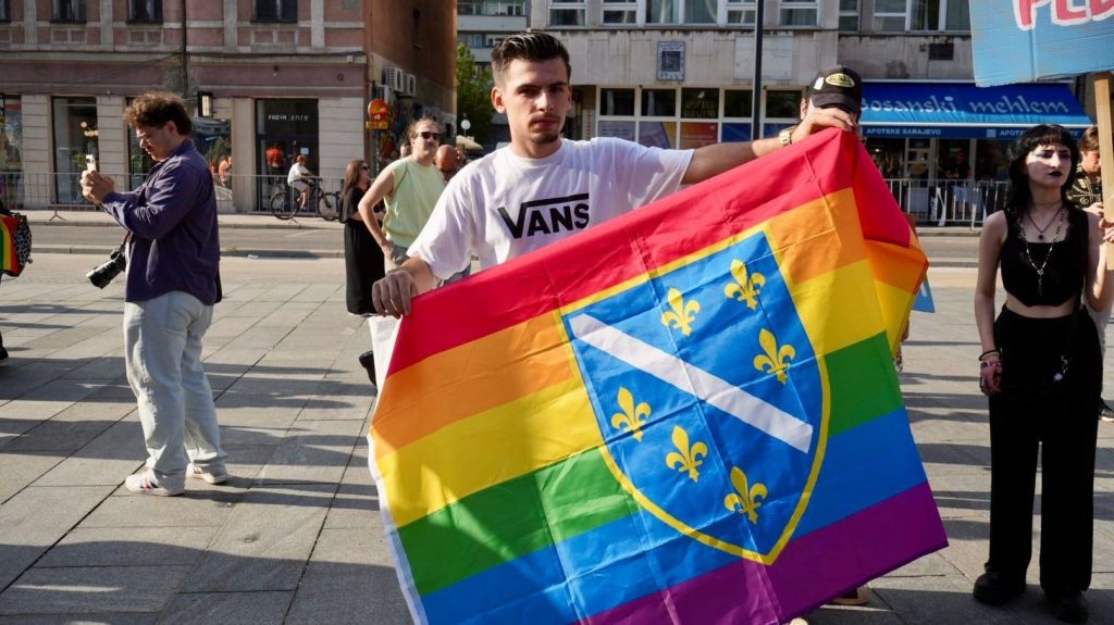 Boračka udruženja osudila korištenje zastave s ljiljanima na Bh. povorci ponosa: "Duboko vrijeđa osjećaje boraca i porodica šehida"