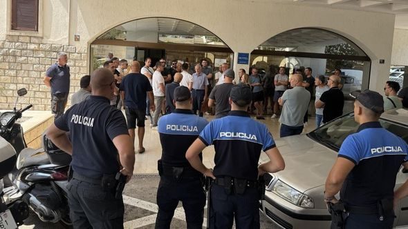 Drama u Neumu, policija na terenu: Novim vlasnicima ne daju da uđu u hotel