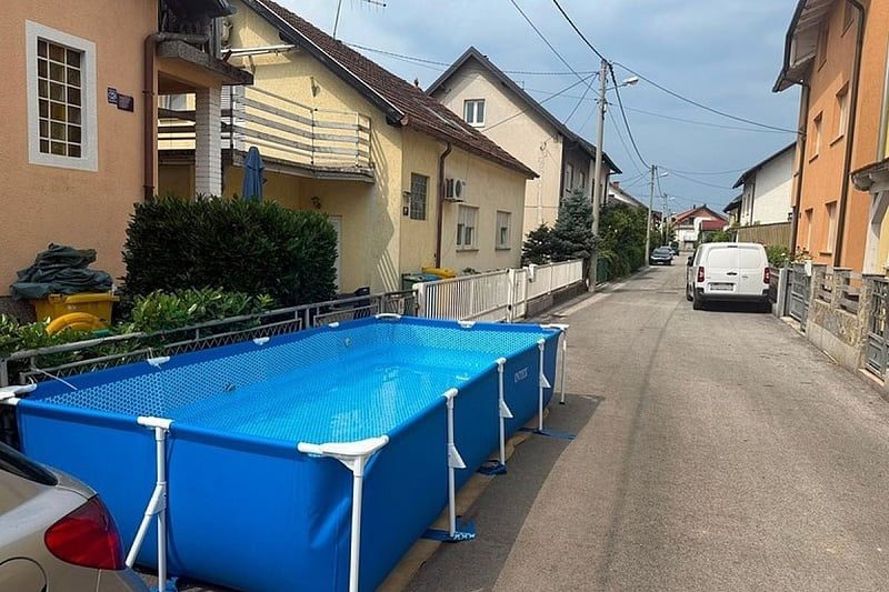 Žena u Zagrebu postavila bazen nasred ulice: "Nemam mjesta u dvorištu"